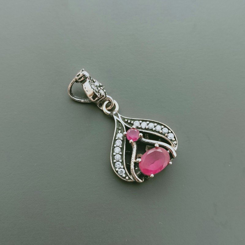 Ciondolo Di Argento 925 con Radice di Rubino Ovale e Zirconi Stile Etnico
