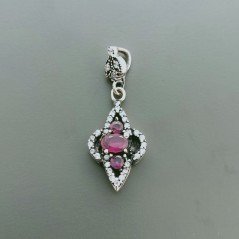 Ciondolo Di Argento 925 con Radice di Rubino Ovale e Zirconi Stile Etnico