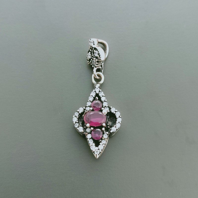 Ciondolo Di Argento 925 con Radice di Rubino Ovale e Zirconi Stile Etnico