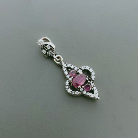 Ciondolo Di Argento 925 con Radice di Rubino Ovale e Zirconi Stile Etnico