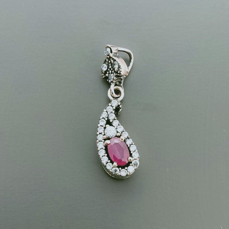 Ciondolo Di Argento 925 con Radice di Rubino Ovale e Zirconi Stile Etnico