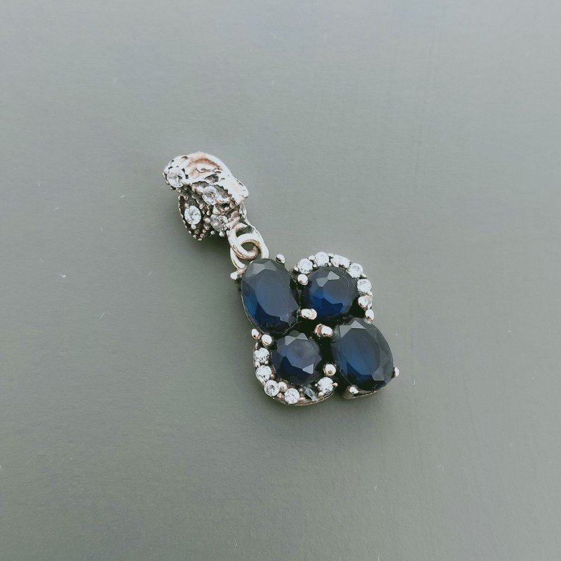 Ciondolo Di Argento 925 con Radice di Zaffiro Ovale-Tondo e Zirconi Stile Etnico