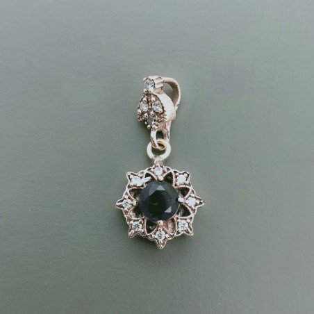 Ciondolo Di Argento 925 con Radice di Zaffiro Tondo e Zirconi Stile Etnico