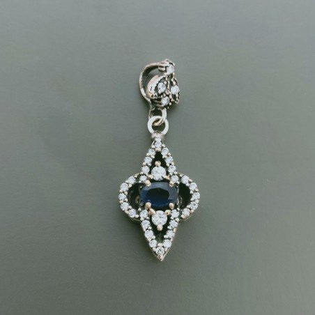 Ciondolo Di Argento 925 con Radice di Zaffiro Ovale e Zirconi Stile Etnico