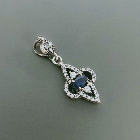 Ciondolo Di Argento 925 con Radice di Zaffiro Ovale e Zirconi Stile Etnico