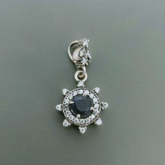 Ciondolo Di Argento 925 con Radice di Zaffiro Tondo e Zirconi Stile Etnico