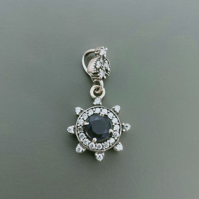 Ciondolo Di Argento 925 con Radice di Zaffiro Tondo e Zirconi Stile Etnico