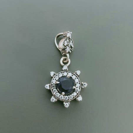 Ciondolo Di Argento 925 con Radice di Zaffiro Tondo e Zirconi Stile Etnico