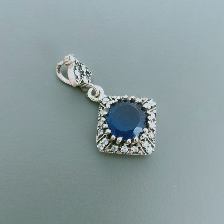 Ciondolo Di Argento 925 con Radice di Zaffiro Tondo e Zirconi Stile Etnico