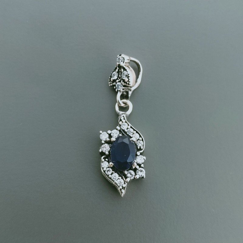 Ciondolo Di Argento 925 con Radice di Zaffiro Ovale e Zirconi Stile Etnico