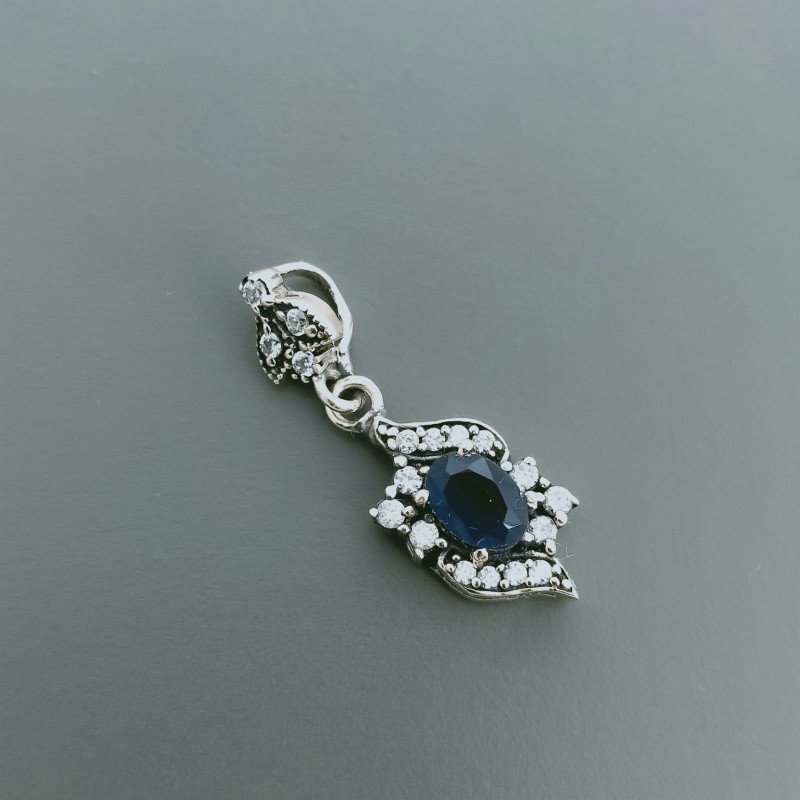 Ciondolo Di Argento 925 con Radice di Zaffiro Ovale e Zirconi Stile Etnico