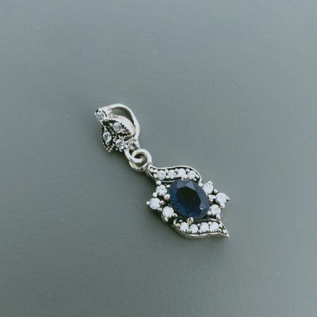 Ciondolo Di Argento 925 con Radice di Zaffiro Ovale e Zirconi Stile Etnico