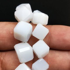 Calcedonio Naturale Perline Forma Cubetti con Foro Diagonale Sfaccettato a Mano