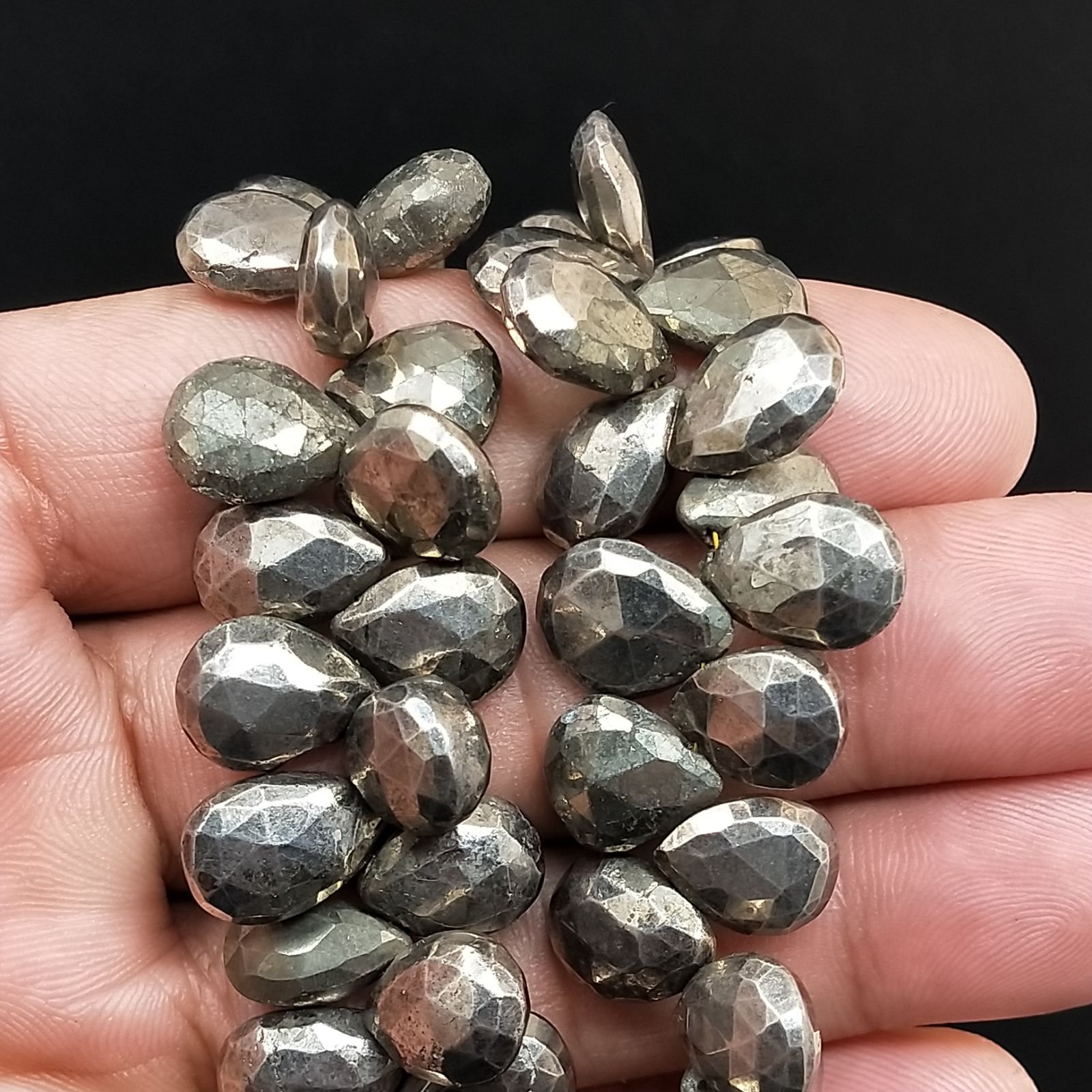Pirite Naturale in Perline Forma Goccia Piatto Sfaccettato a Mano Foro Laterale