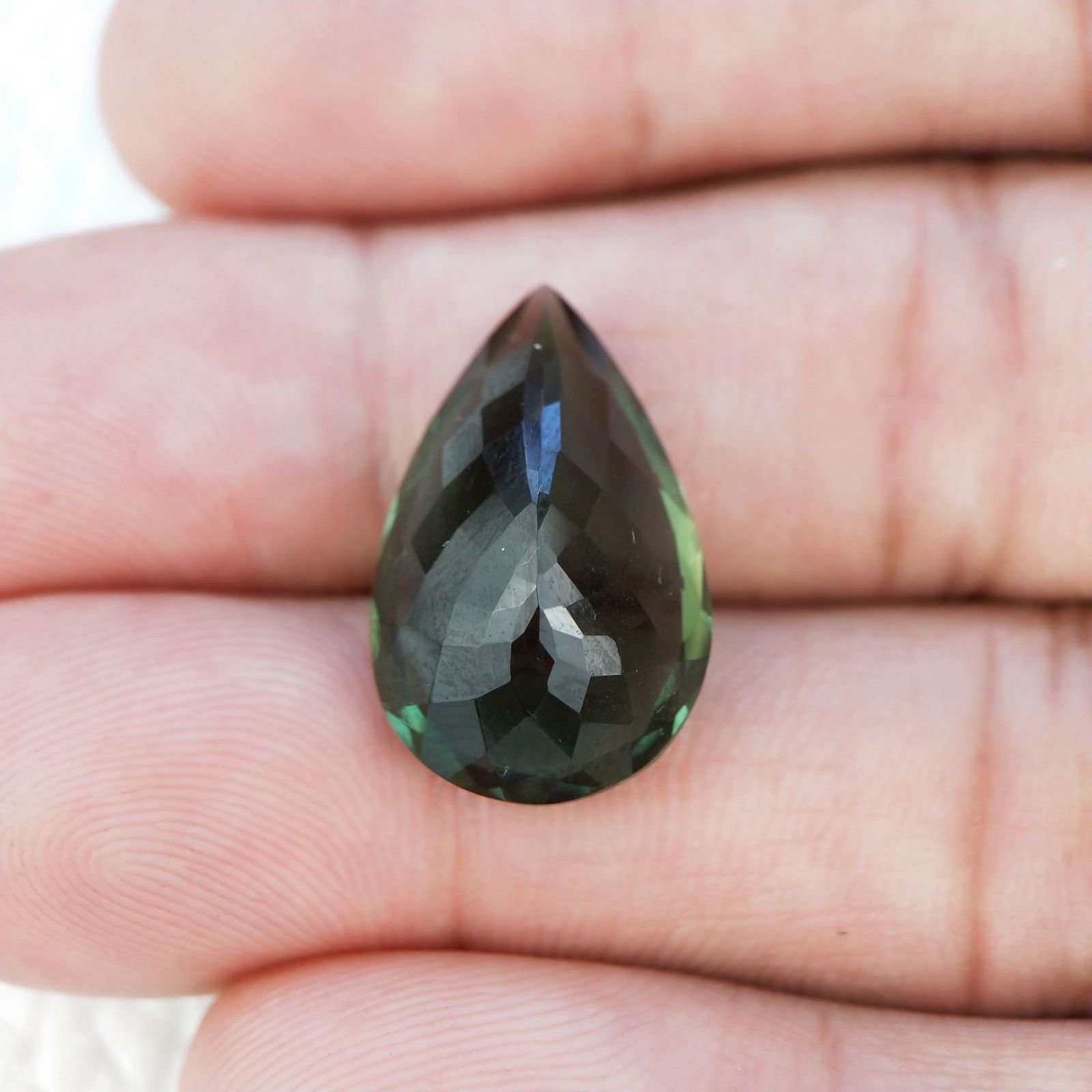 Tormalina Verde Idrotermale Taglio Goccia Sfaccettata a Mano Gemma Sciolta 20X13X8mm 11,80 Carati 1pz
