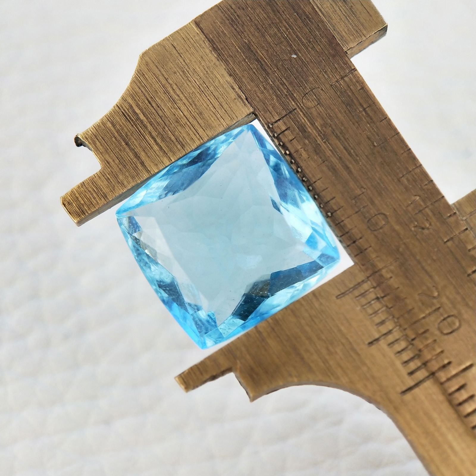 Acquamarina Idrotermale Taglio Cuscino Sfaccettata a Mano Gemma Sciolta 15X15X7-8mm 12,95 Carati 1pz