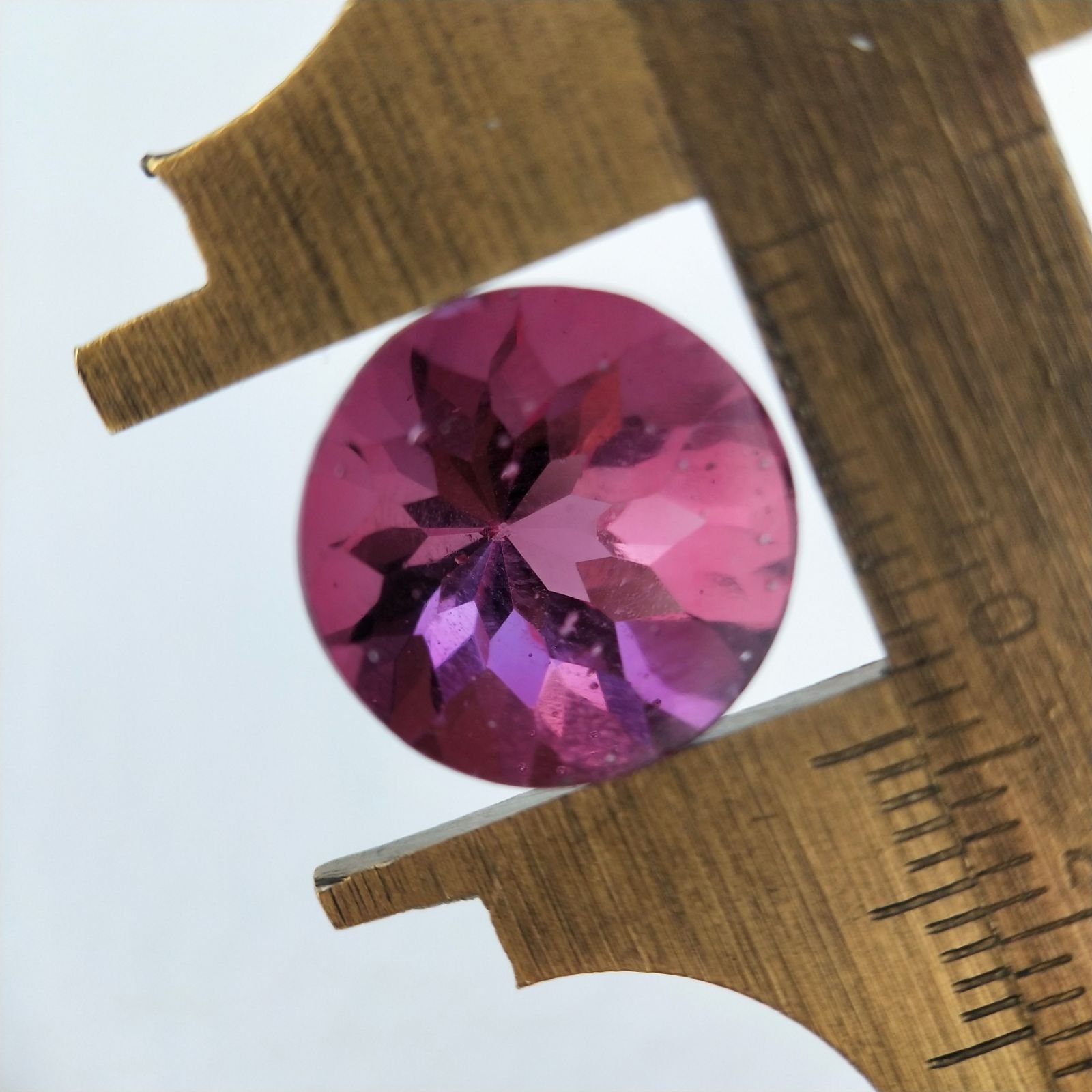 Tormalina Rubellite Idrotermale Taglio Cupola Tondo Sfaccettata a Mano Gemma Sciolta 14X14X9-10mm 9,15 Carati 1pz