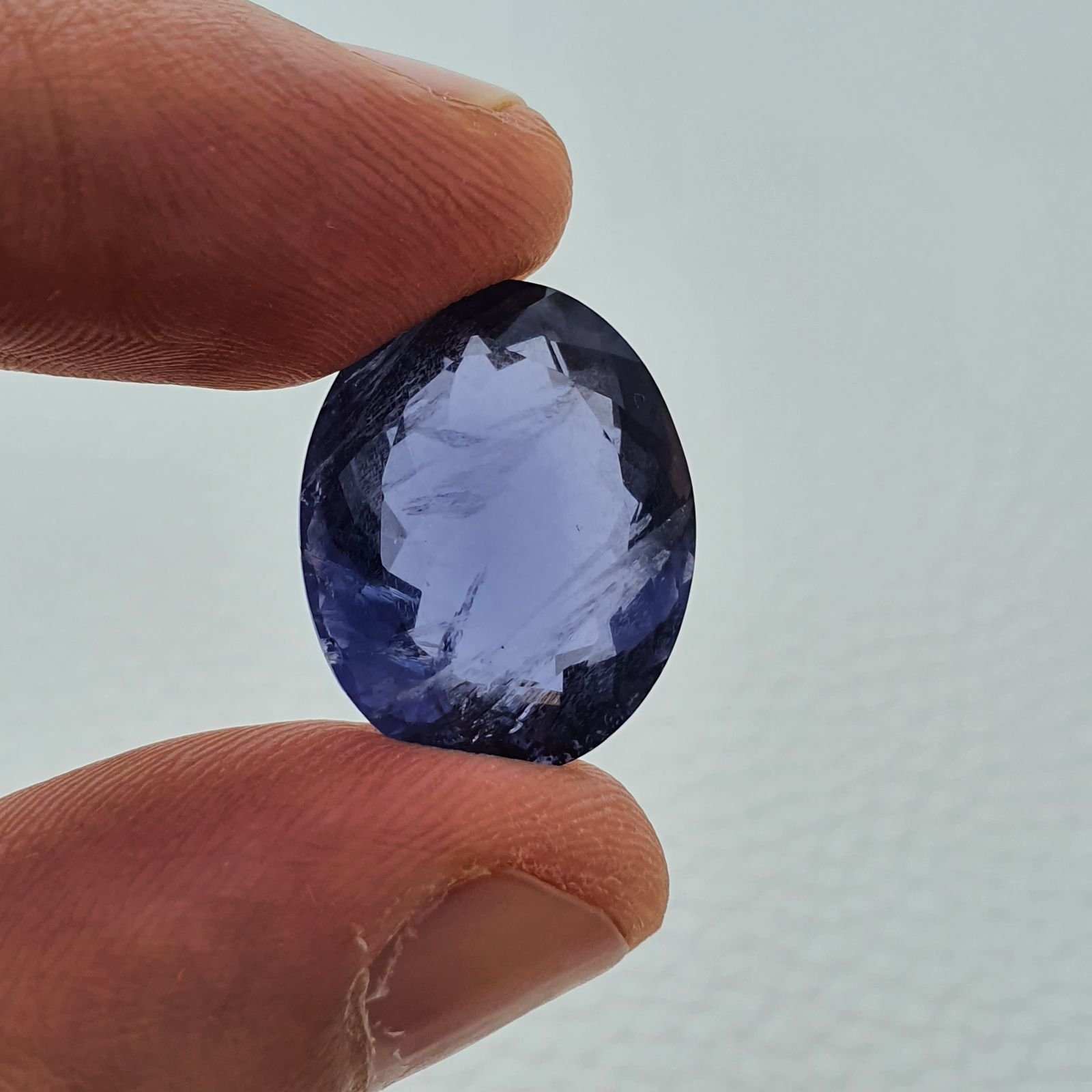 Iolite Naturale Taglio Ovale Sfaccettata Fatto a Mano Gemma Sciolta 15X19X8,70mm 15,15 Carati 1pz