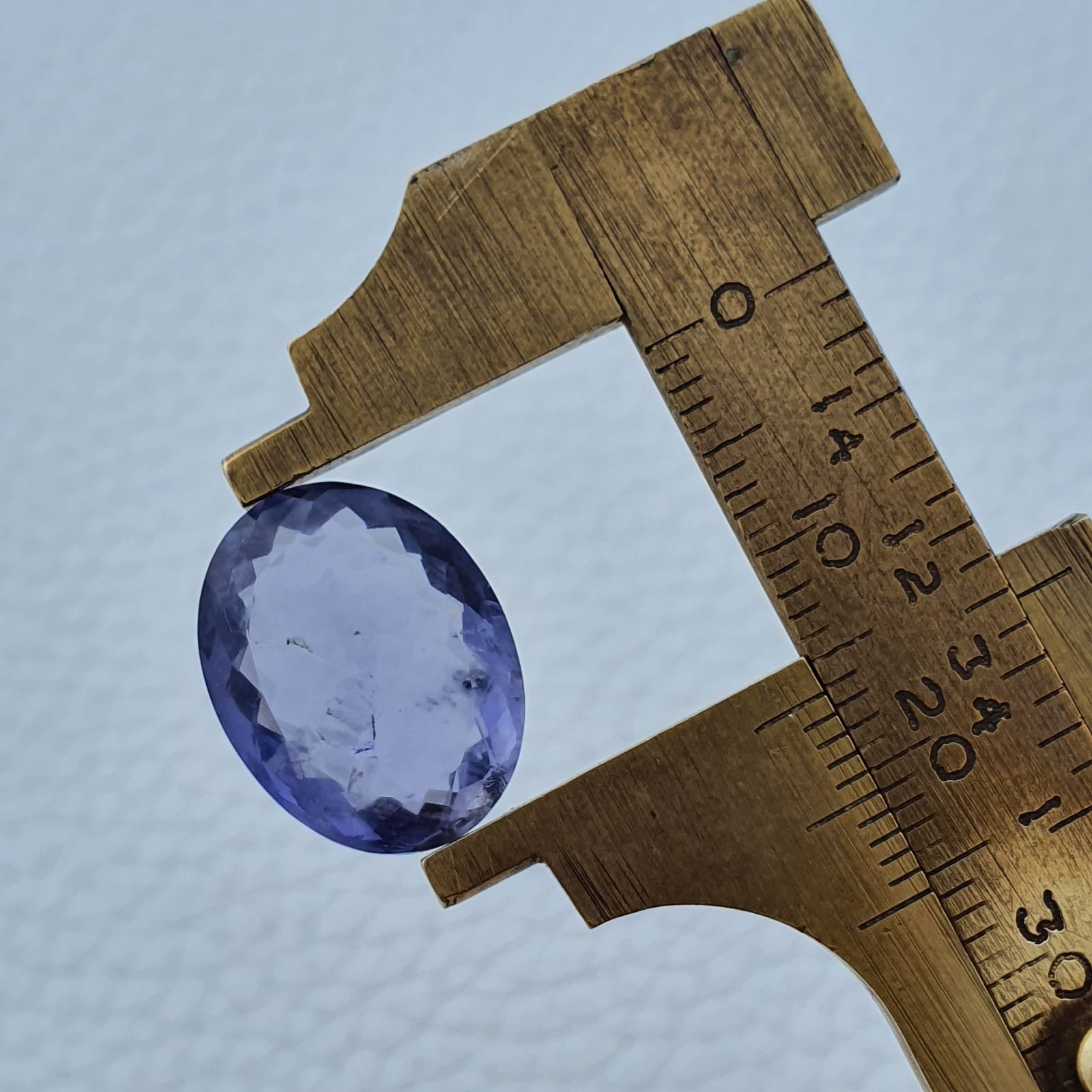 Iolite Naturale Taglio Ovale Sfaccettata Fatto a Mano Gemma Sciolta 17X13X6mm 8,85 Carati 1pz