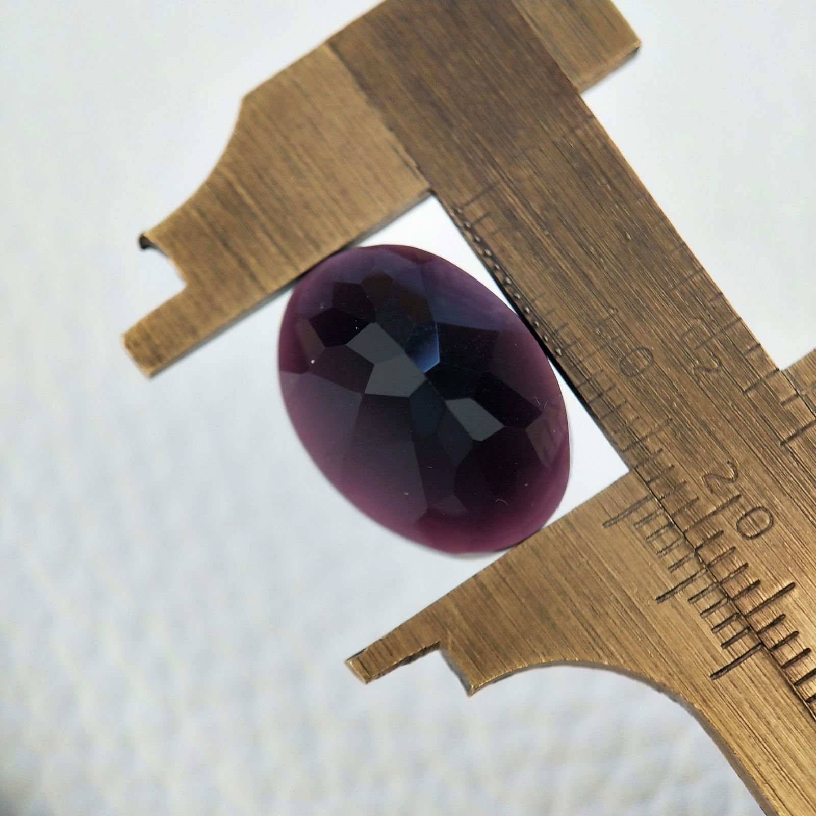 Ametista Viola Scuro Idrotermale Taglio Cupola Ovale Sfaccettata a Mano Gemma Sciolta 18X13X9mm 11,40 Carati 1pz