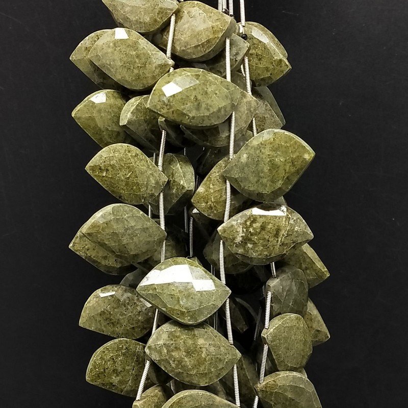 Serpentite Russa Naturale Perline Forma Foglia Sfaccettata a Mano Piatto Foro Laterale