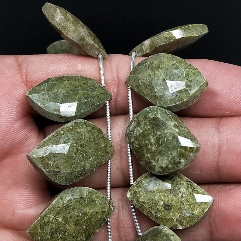 Serpentite Russa Naturale Perline Forma Foglia Sfaccettata a Mano Piatto Foro Laterale