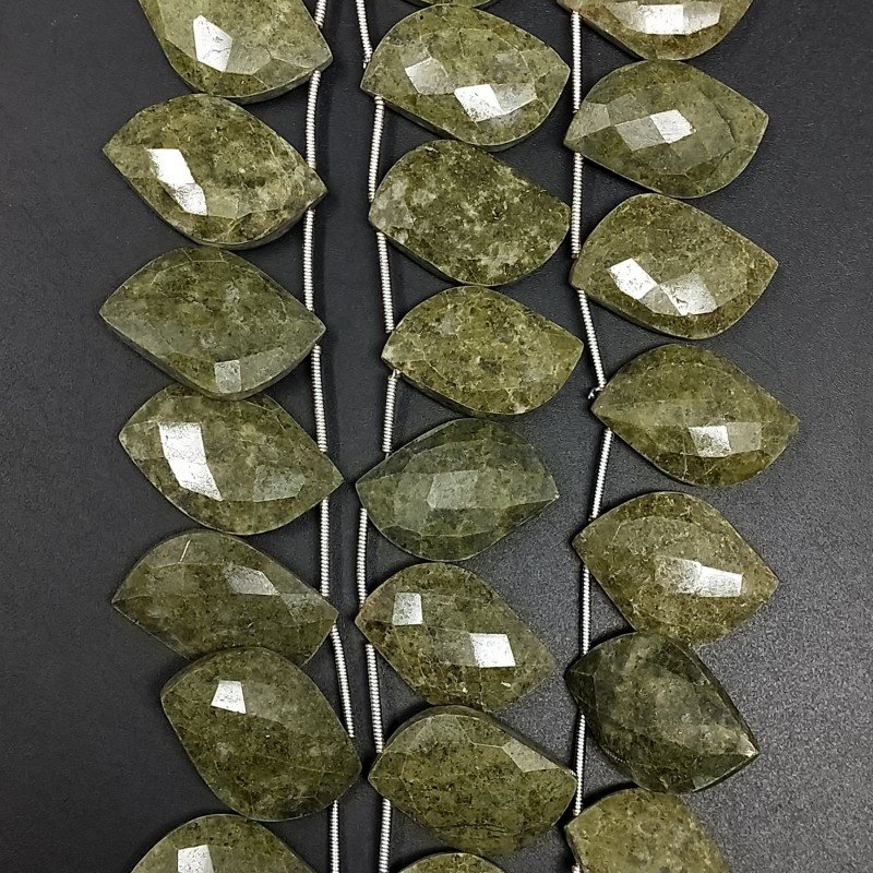 Serpentite Russa Naturale Perline Forma Foglia Sfaccettata a Mano Piatto Foro Laterale