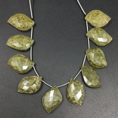 Serpentite Russa Naturale Perline Forma Foglia Sfaccettata a Mano Piatto Foro Laterale