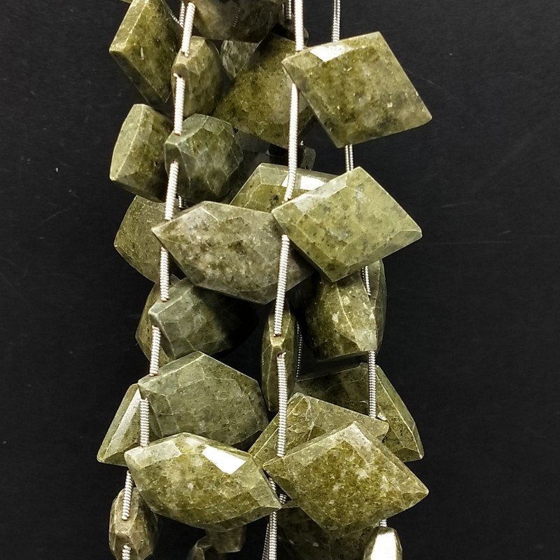Serpentite Russo Naturale Perline Forma Rombo Piatto Foro Laterale Sfaccettato A Mano