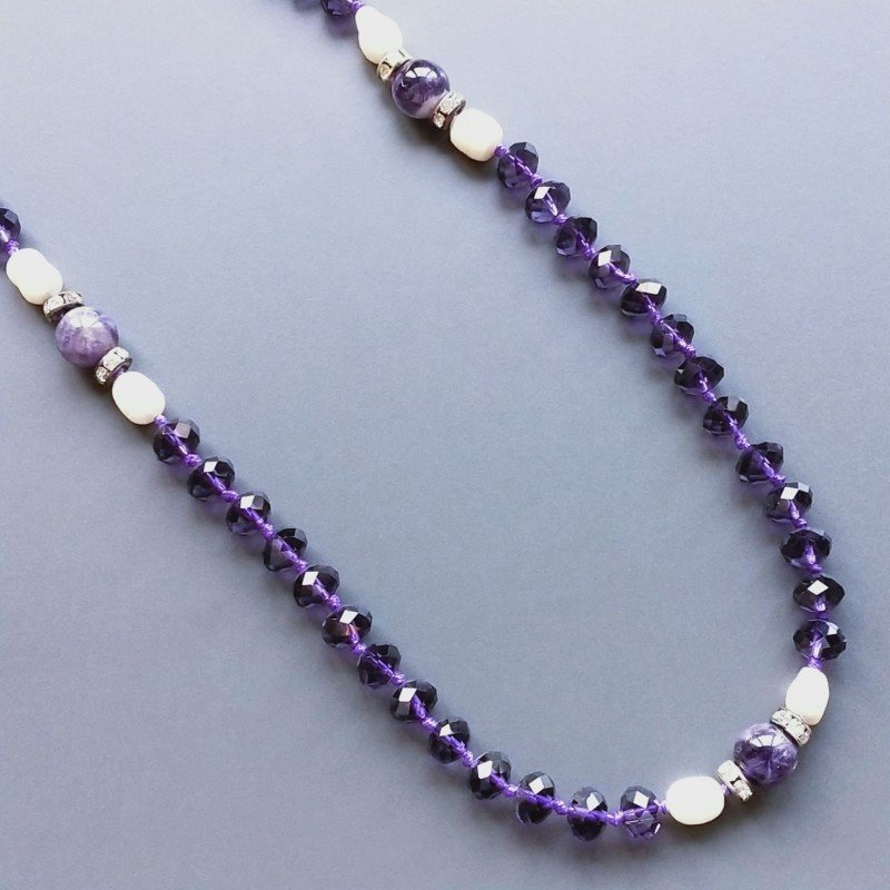 Collana cristallo viola rondelle sfac con ametista sferico liscio con perle di fiume acqua dolce e brillanti annodato