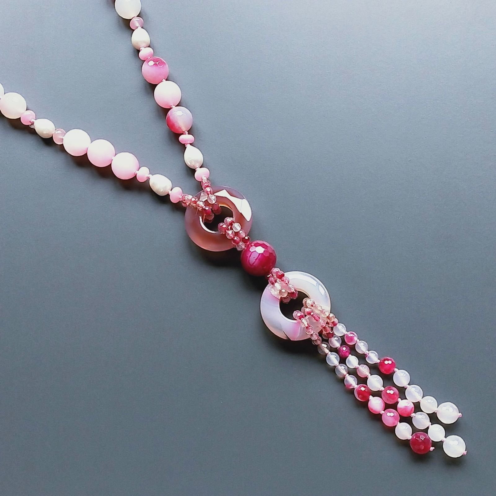 Collana Annodato di Agata Fucsia Tondo Liscio - Sfaccettato, Perle di Fiume con Ciondolo Agata Fucsia in Ottone