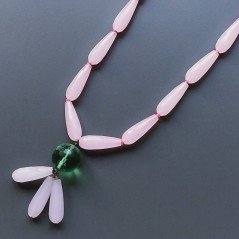 Collana Annodato di Calcedonia Rosa Forma Goccia Sfaccettato 10x29 con Centrale di Cristallo Verde