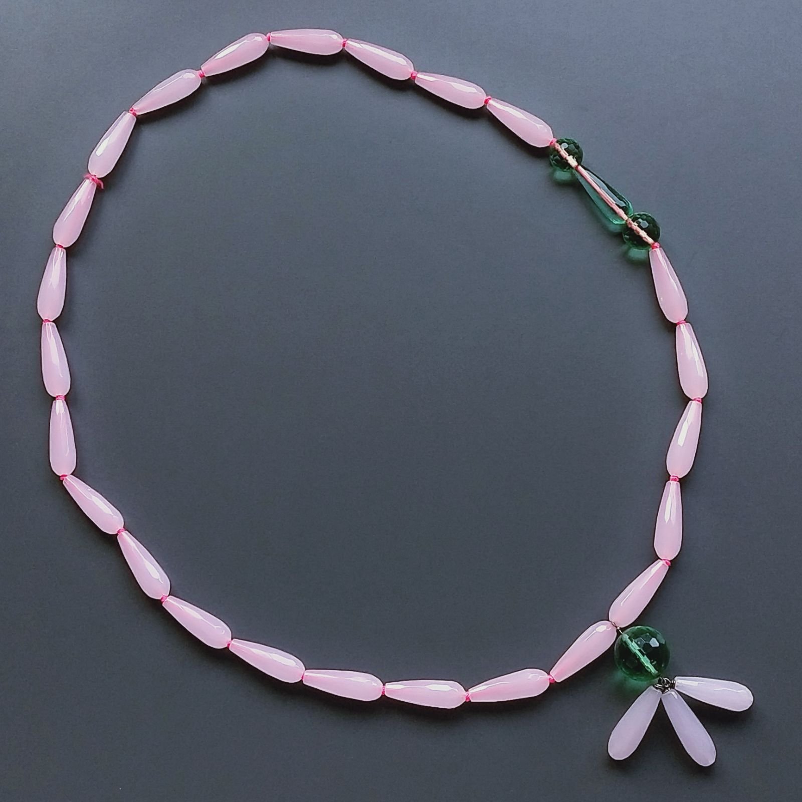 Collana Annodato di Calcedonia Rosa Forma Goccia Sfaccettato 10x29 con Centrale di Cristallo Verde