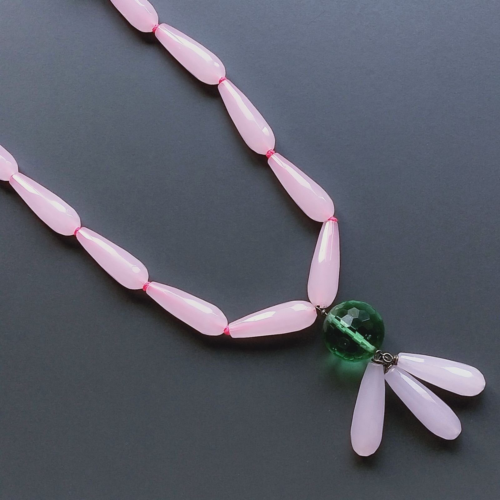 Collana Annodato di Calcedonia Rosa Forma Goccia Sfaccettato 10x29 con Centrale di Cristallo Verde
