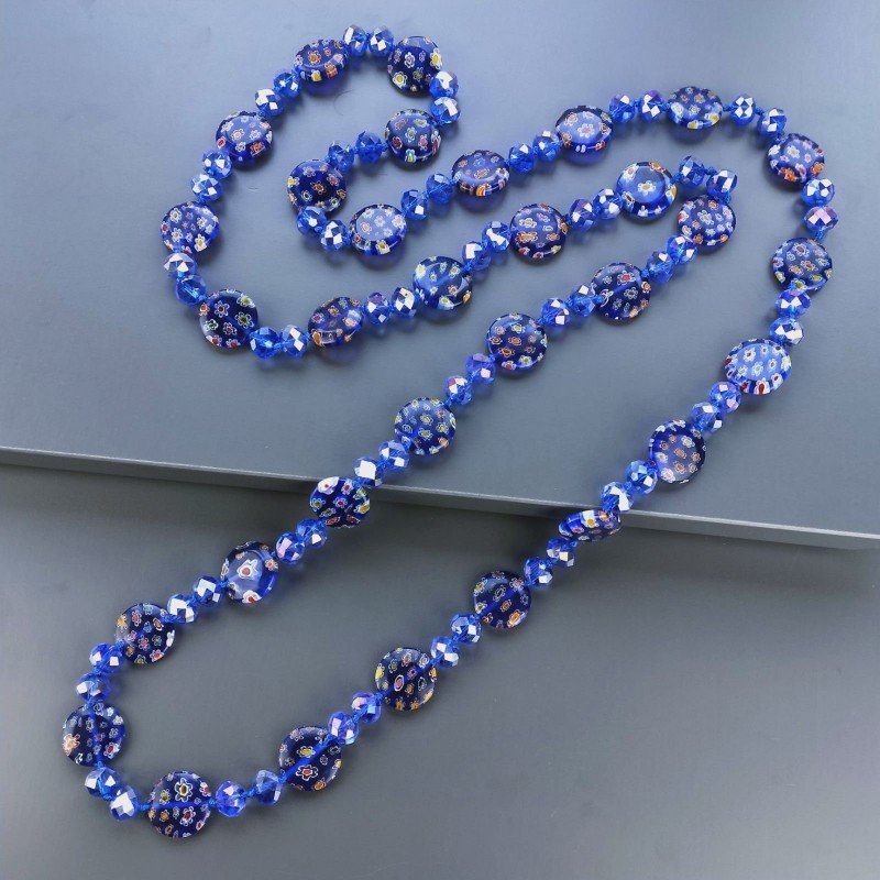 Collana cristallo murano blu forme miste 115 cm annodato