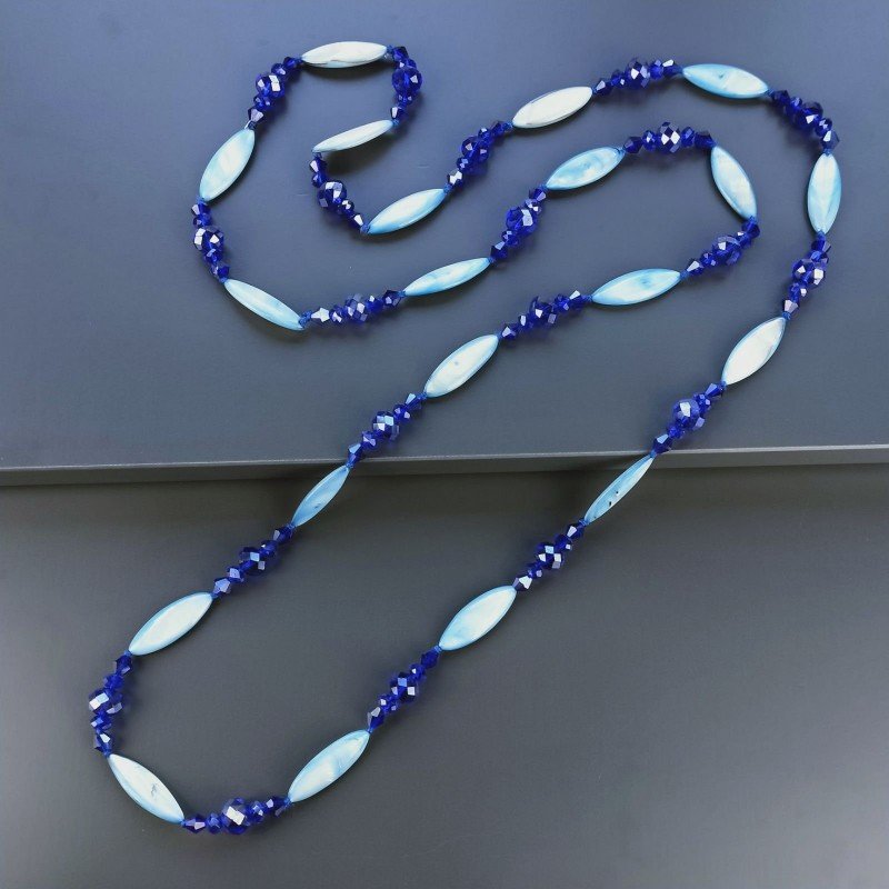 Collana madreperla azzurra ovale allungato piatto con cristallo blu trasparente forme miste 115 cm annodato