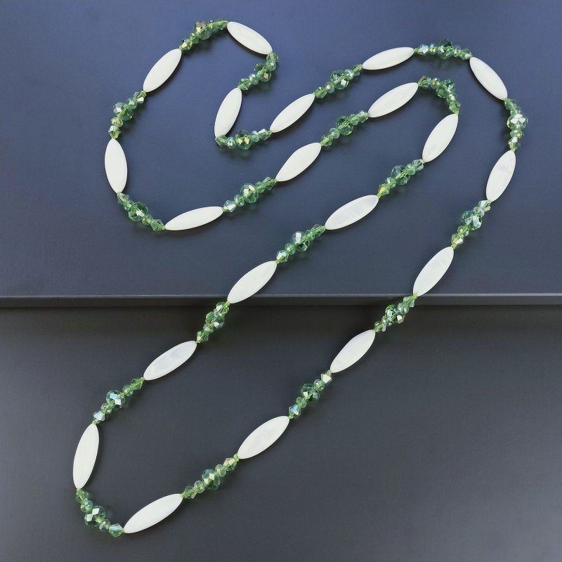 Collana madreperla bianca ovale allungato piatto con cristallo verde chiaro forme miste 115 cm annodato