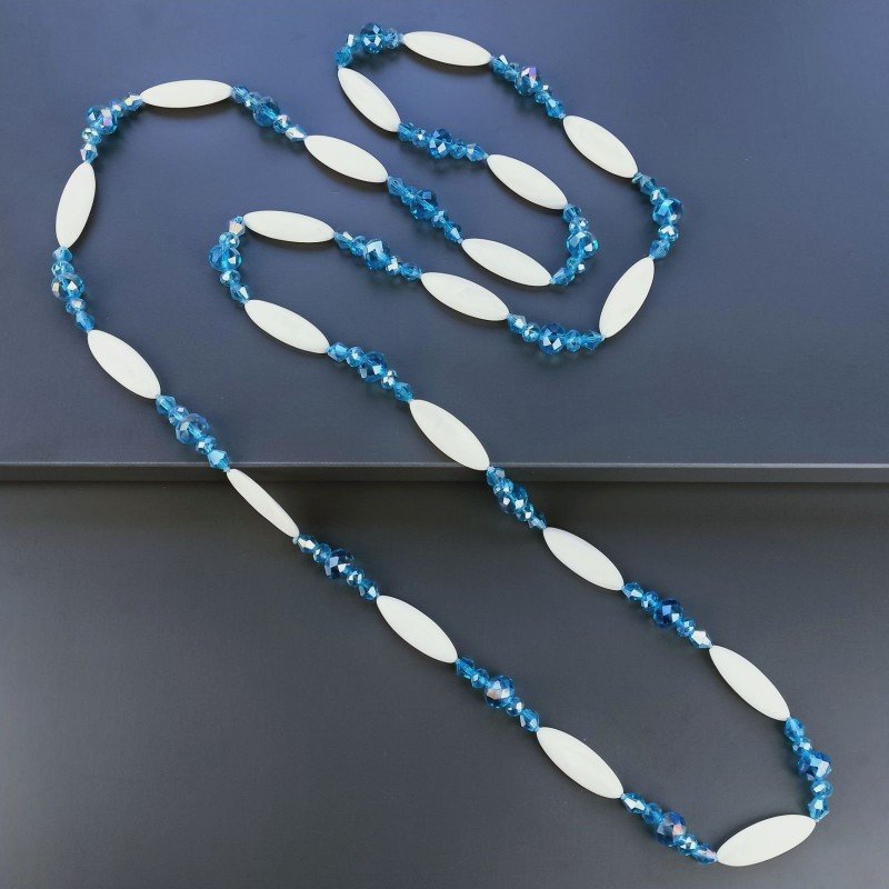 Collana madreperla bianca ovale allungato piatto con cristallo azzurro forme miste 115 cm annodato