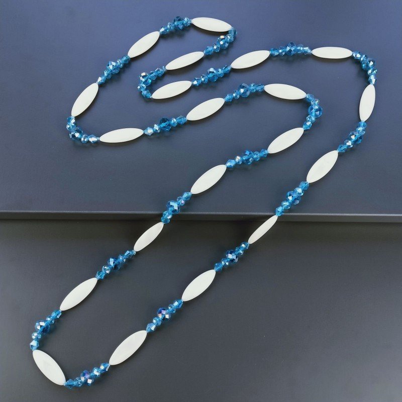 Collana madreperla bianca ovale allungato piatto con cristallo azzurro forme miste 115 cm annodato