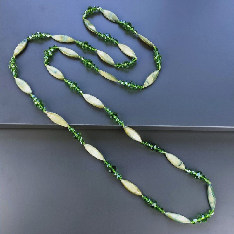 Collana madreperla verde ovale allungato piatto con cristallo verde forme miste 115 cm annodato