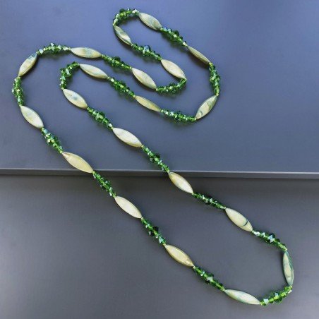 Collana madreperla verde ovale allungato piatto con cristallo verde forme miste 115 cm annodato