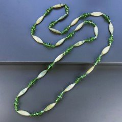 Collana madreperla verde ovale allungato piatto con cristallo verde forme miste 115 cm annodato