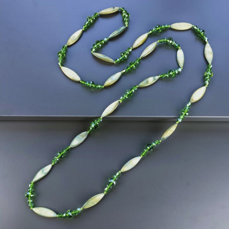 Collana madreperla verde ovale allungato piatto con cristallo verde forme miste 115 cm annodato