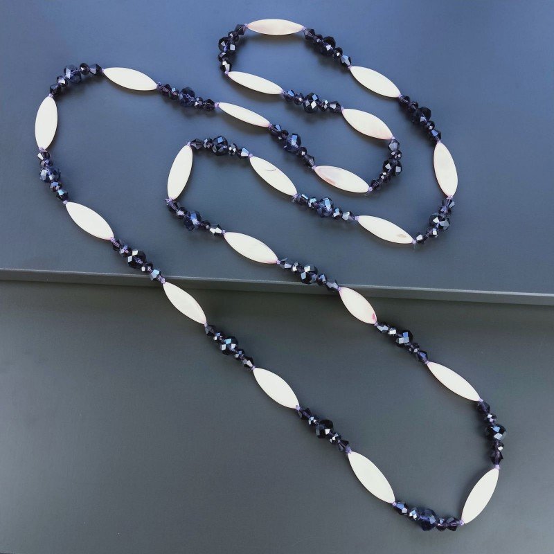 Collana madreperla rosa ovale allungato piatto con cristallo viola forme miste 115 cm annodato