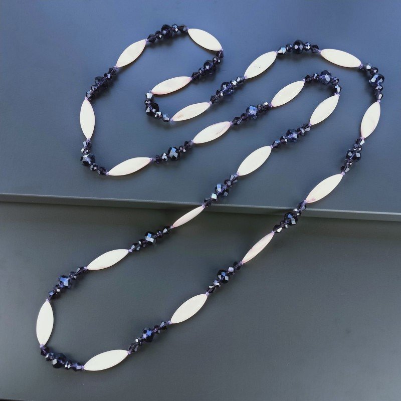 Collana madreperla rosa ovale allungato piatto con cristallo viola forme miste 115 cm annodato
