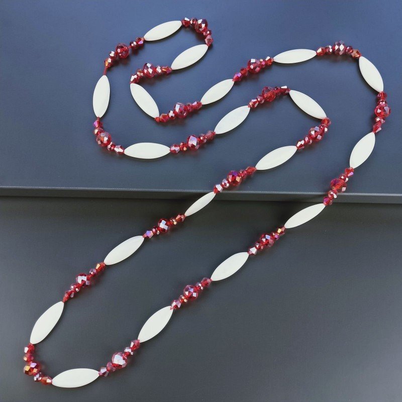 Collana madreperla bianca ovale allungato piatto con cristallo rosso forme miste 115 cm annodato