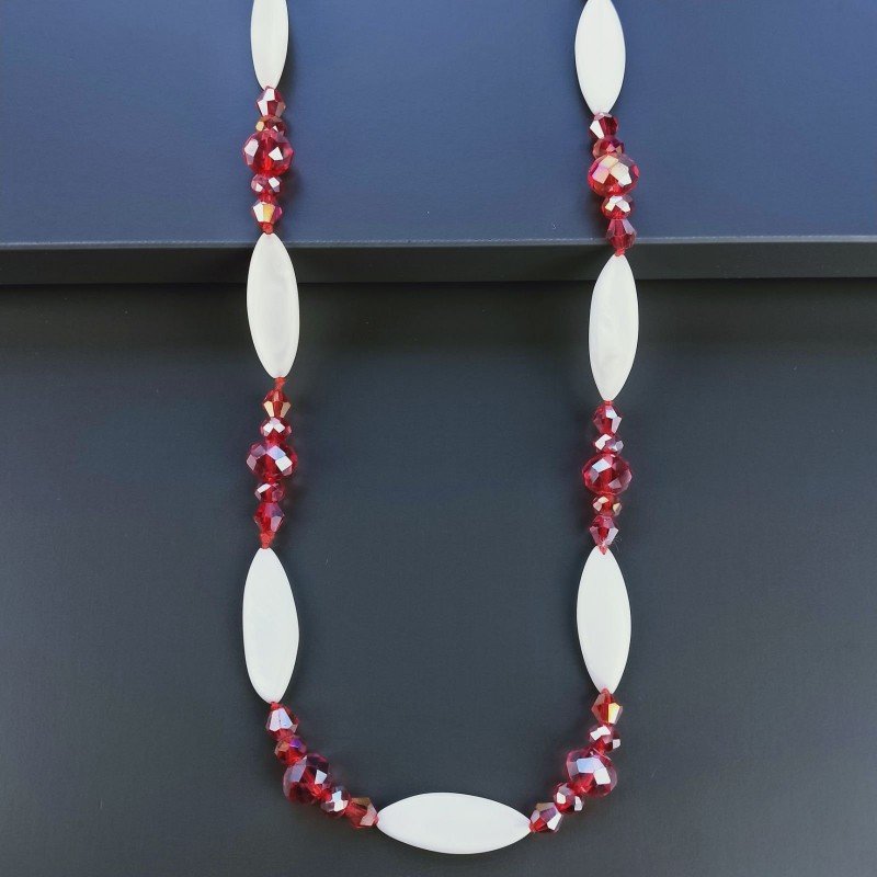 Collana madreperla bianca ovale allungato piatto con cristallo rosso forme miste 115 cm annodato