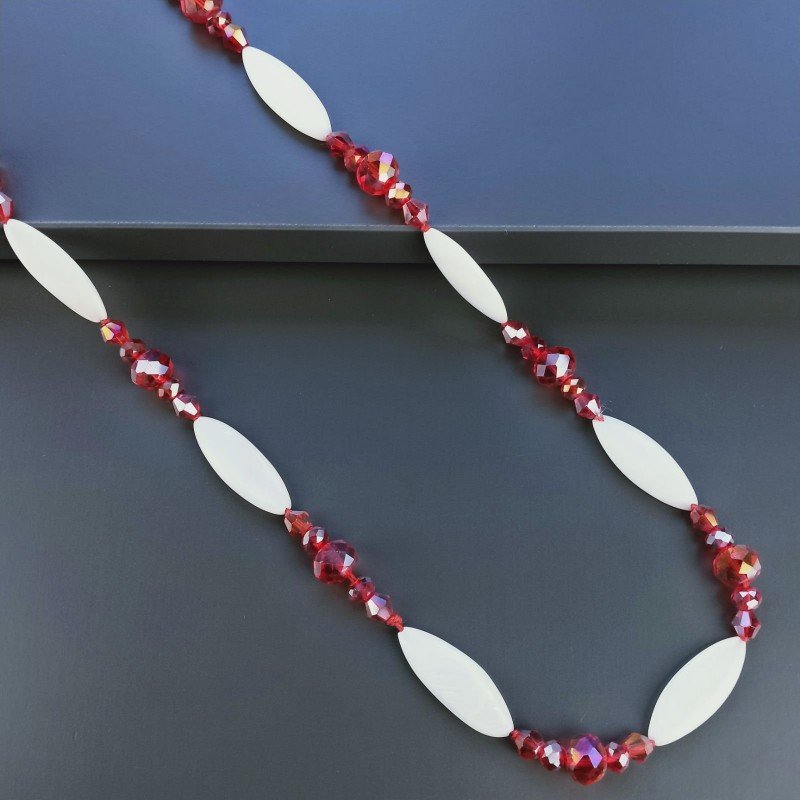 Collana madreperla bianca ovale allungato piatto con cristallo rosso forme miste 115 cm annodato