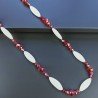 Collana madreperla bianca ovale allungato piatto con cristallo rosso forme miste 115 cm annodato