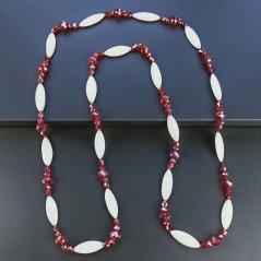 Collana madreperla bianca ovale allungato piatto con cristallo rosso forme miste 115 cm annodato